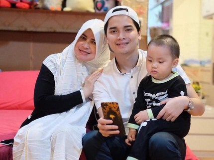 5 Potret Kedekatan Alvin Faiz Anak Alm Ustaz Arifin Ilham & Ibunda