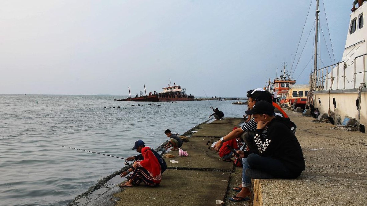 FOTO: Pelesir Singkat di Dermaga Kali Adem