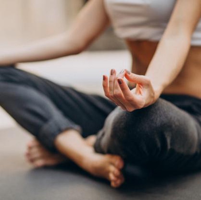 Konsentrasi penuh saat melakukan yoga.