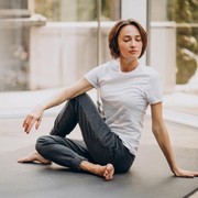 Yoga Sendiri di Rumah? Perhatikan 6 Tips Berikut, Ladies!