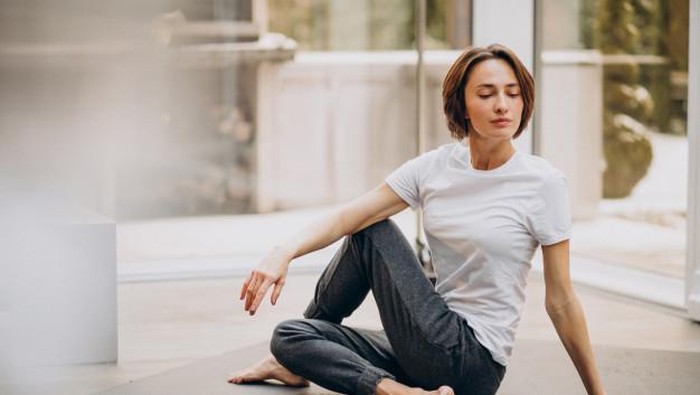 Yoga Sendiri di Rumah? Perhatikan 6 Tips Berikut, Ladies!