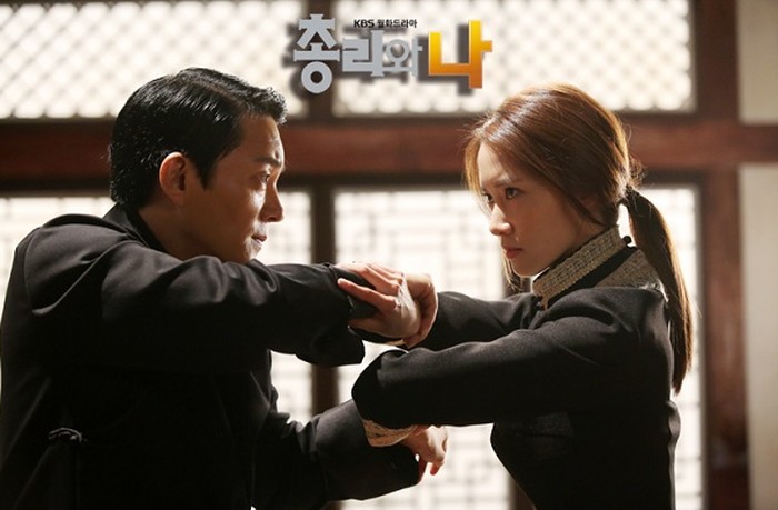 YoonA terlibat kawin kontrak dengan Lee Bum Soo di drama Prime Minister And I. Lee Bum Soo sendiri merupakan aktor senior yang berusia jauh lebih tua dari YoonA. Namun keduanya sukses membangun cerita menjadi lebih apik / foto: Instagram.com/kbsdrama
