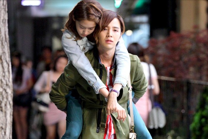 YoonA pernah membintangi dua karakter sekaligus dalam drama Love Rain bersama Jang Geun Suk. Mereka menjadi sepasang kekasih yang cintanya gagal di era 80 an. Tapi kisah cinta mereka berhasil dilanjutkan oleh anak-anak mereka / foto: kpopstarz.com