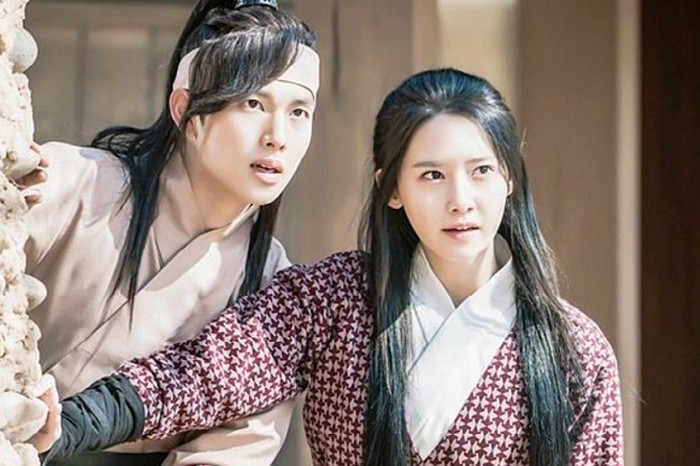 Kali ini YoonA berakting dalam drama sejarah, The King In Love. Im Si Wan yang juga idol-aktor menjadi pasangannya. Selain itu ada juga Hong Jong Hyun yang diam-diam mencintai YoonA / foto: Instagram.com/official_thekinginloves