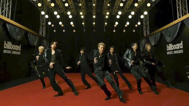 ARMY atau pendukung fanatik BTS terpilih jadi yang terbaik di ajang iHeartRadio Music Awards 2021.