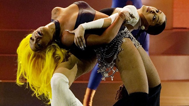 FOTO: Aksi Panggung Memukau di Billboard Music Awards 2021