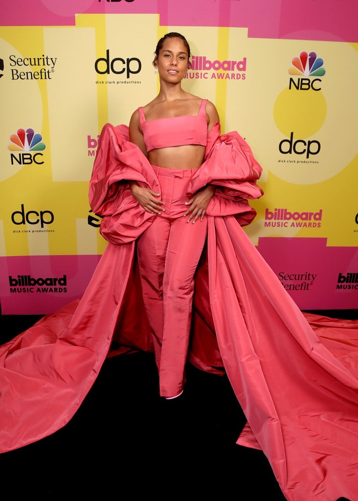 Alicia Keys memilih tampil menggunakan busana yang dirancang oleh Valentino. Setelan crop top dan celana high waist berwarna fuschia yang dipakainya membuat ia tampak menawan. (foto:instagram.com/famousvips)