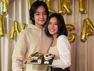 img-title Ngonser Bareng Shenina Cinnamon, Posisi Tangan Angga Yunanda Bikin Salfok