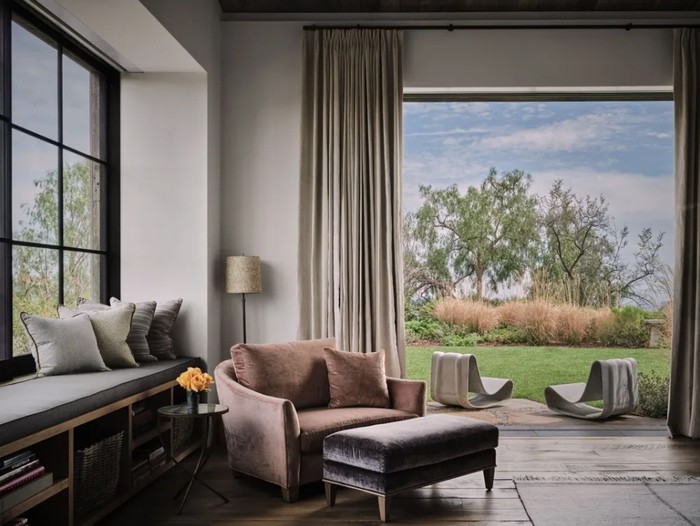 Ashton dan Mila menggunakan jasa arsitek Howard Backen dari AD100 Backen & Gillam Architects. Howard Backen memang sudah terkenal dengan desain rumah perkebunannya. (Foto: Douglas Friedman/Architectural Digest)