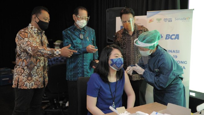 PT BCA menjadi bank pertama di dunia perbankan yang bersama PT Kimia Farma menggelar vaksinasi Gotong Royong kepada karyawan BCA.