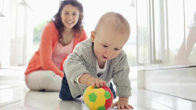 bayi laki-laki main bola.