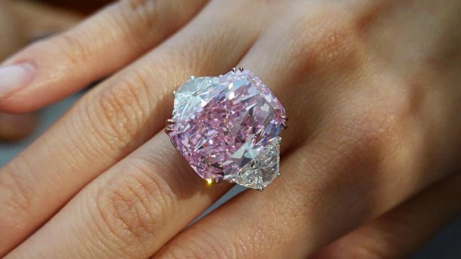 Berlian purple-pink 'The Sakura' laku sekitar Rp420 M dalam lelang di Hong Kong dan memecahkan rekor penjualan berlian purple-pink termahal sepanjang masa.