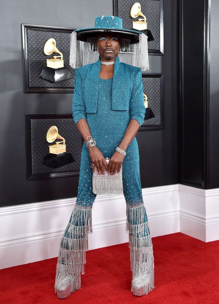 Billy Porter yang sebelumnya bermain dalam serial Pose, tampak mengenakan setelan biru dan topi tirai yang sangat unik di acara Grammy 2020. Foto: harpersbazaar.com