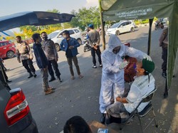 Cegah COVID-19 Meluas, Polresta Mataram Rutin Lakukan Tes Swab Acak