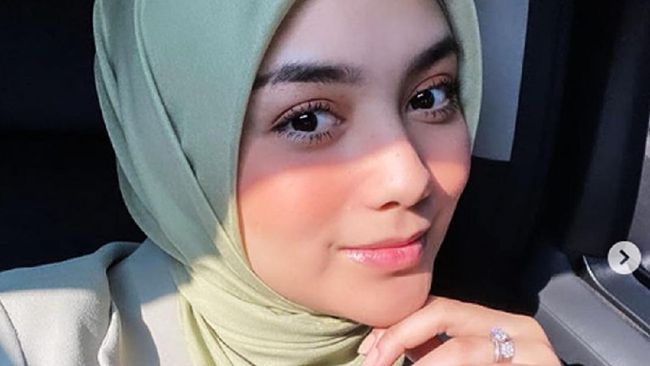 Diet Citra Kirana baru-baru tengah menjadi perbincangan setelah pesinetron itu sukses menurunkan berat badan hingga 21 kg usai melahirkan. Apa saja rahasianya?