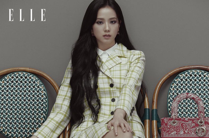 Dalam pemotretan ini, Jisoo mengenakan outfit dari koleksi terbaru brand Dior / foto: elle.com.hk