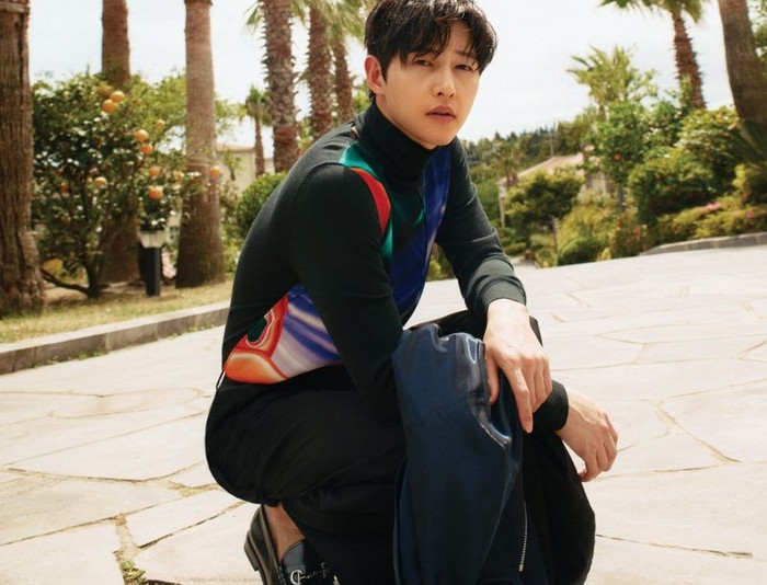Dalam wawancaranya bersama GQ Korea, Song Joong Ki mengaku sangat terharu ketika para aktor Vincenzo berkumpul mendatanginya di hari terakhir syuting, hingga membuatnya menangis / foto: gqkorea.co.kr