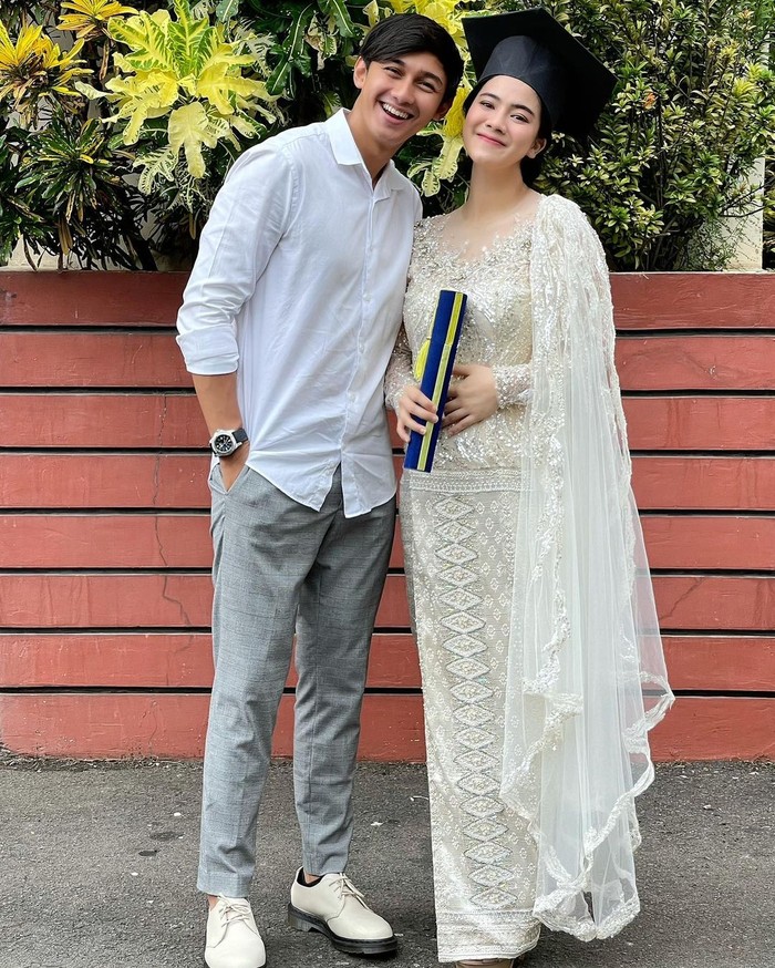 Dia juga tidak menyangka akan mengikuti wisuda ditemani suaminya dan dalam keadaan sudah berbadan dua. Meskipun wisuda online, Felicya tetap tidak berhenti bersyukur kepada Tuhan. (Foto: instagram.com/felicyangelista_)