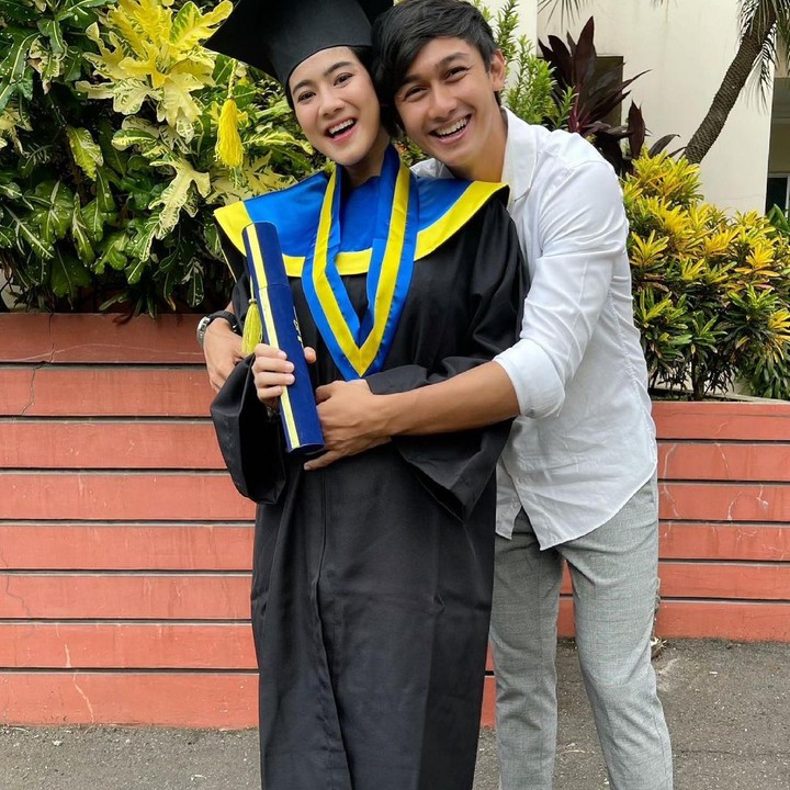 <p>Meski sedang hamil, Felicya merasa lega karena pakaiannya bisa pas di tubuhnnya. Ia juga bahagia karena wisuda kali ini tak sendirian, karena bersama sang buah hatinya. "<em>Nah skg wisuda ga nyangka wisuda nya ga sendirian tapi berduaan sama my sweet little angel</em>," tulisnya(Foto: Instagram)</p>
