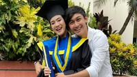 <p>Meski sedang hamil, Felicya merasa lega karena pakaiannya bisa pas di tubuhnnya. Ia juga bahagia karena wisuda kali ini tak sendirian, karena bersama sang buah hatinya. "<em>Nah skg wisuda ga nyangka wisuda nya ga sendirian tapi berduaan sama my sweet little angel</em>," tulisnya(Foto: Instagram)</p>