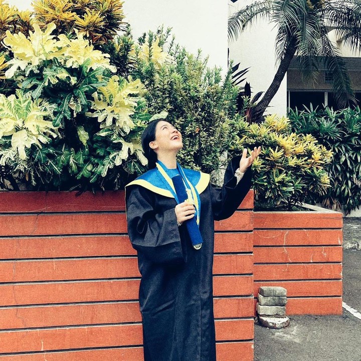 <p>Ia berhasil menyelesaikan pendidikan sarjana Ekonomi dari Institut Bisnis Nusantara di tengah kehamilannya, lho. (Foto: Instagram)</p>