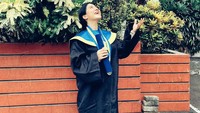 <p>Ia berhasil menyelesaikan pendidikan sarjana Ekonomi dari Institut Bisnis Nusantara di tengah kehamilannya, lho. (Foto: Instagram)</p>