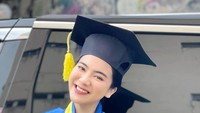 <p>Tak hanya itu, wanita cantik berusia 26 tahun tersebut juga meraih predikat cum lade, lho.  (Foto: Instagram)</p>