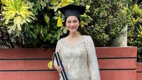 <p>Belum lama ini, Felicya Angelista membagikan momen bahagianya, Bunda. Istri Hito Caesar itu baru wisuda. (Foto: Instagram)</p>