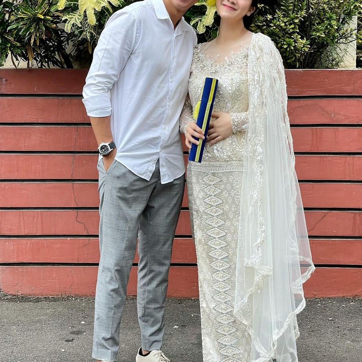 <p>"<em>Aku yang cuma ngarep “Lulus” eh Tuhan Yesus kasih predikat “Cum Laude” Ini semua karena Tuhan Yesus yg baik, makasih banyak Tuhan Yesus</em>," tuturnya, dikutip dari akun Instagram @felicyaangelista_,  Senin (24/5/2021).(Foto: Instagram)</p>
