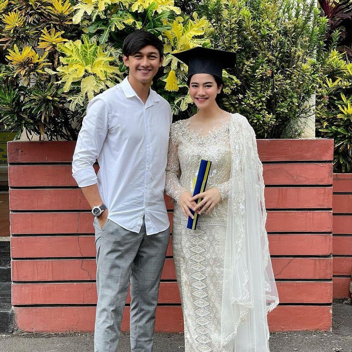 <p>Momen bahagia tersebut tentunya dihadiri Hito Caesar. Pesinetron tersebut tampak bangga pada istrinya, Bunda. "<em>I'm a very proud husband!! Puji Tuhaan @felicyangelista_ my supeeeer wife wisuda hari ini yeaay!!</em>" ungkapnya, dikutip dari @hitocaesar. (Foto: Instagram)</p>