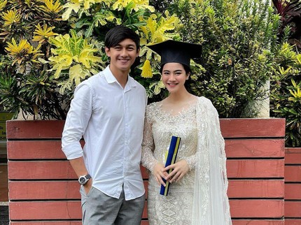 Lulus Cum Laude, Intip 7 Potret Wisuda Felicya Angelista saat Hamil