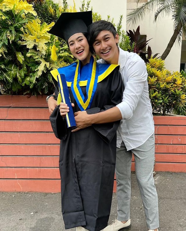 Felicya baru saja membagikan momen saat ia wisuda dalam kondisi hamil. Yuk kita intip momennya!