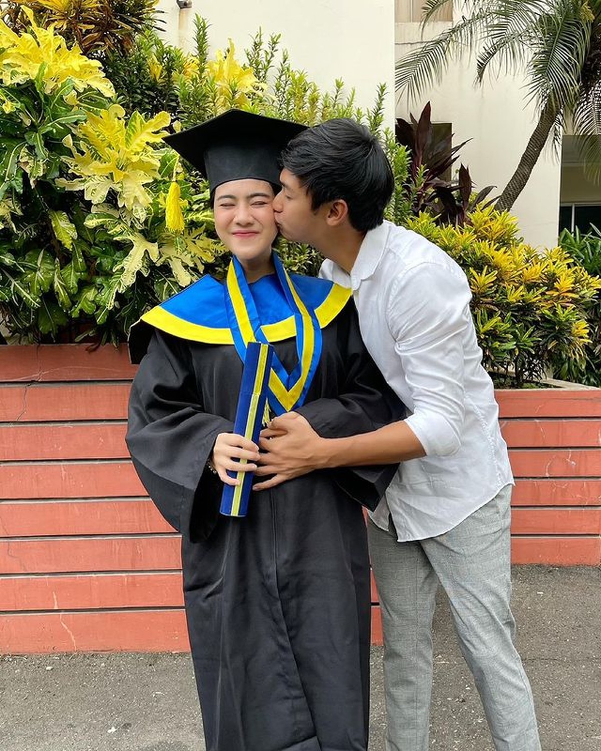 Felicya baru saja membagikan momen saat ia wisuda dalam kondisi hamil&period; Yuk kita intip momennya&excl;