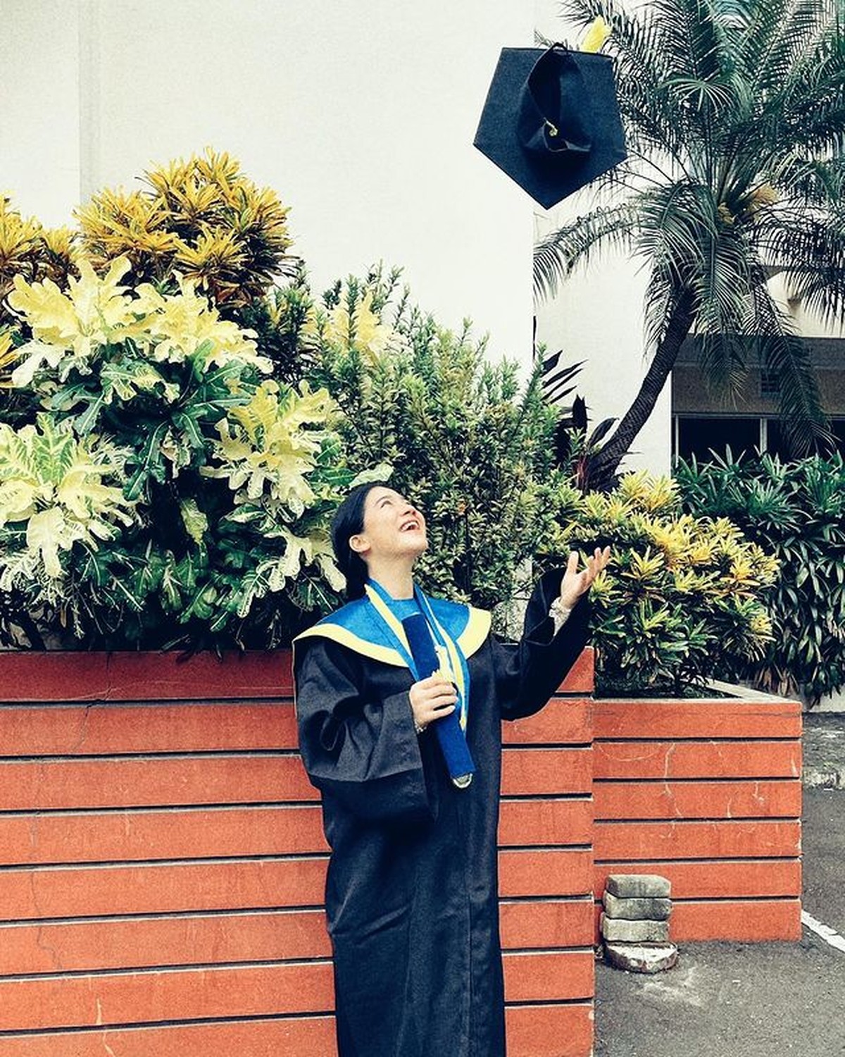Felicya baru saja membagikan momen saat ia wisuda dalam kondisi hamil&period; Yuk kita intip momennya&excl;