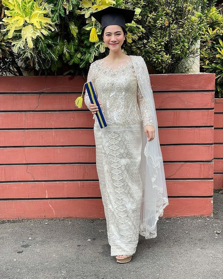 Felicya baru saja membagikan momen saat ia wisuda dalam kondisi hamil. Yuk kita intip momennya!