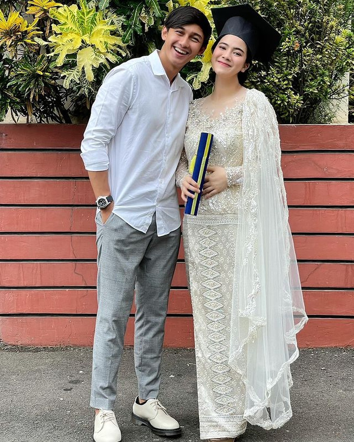 Felicya baru saja membagikan momen saat ia wisuda dalam kondisi hamil&period; Yuk kita intip momennya&excl;