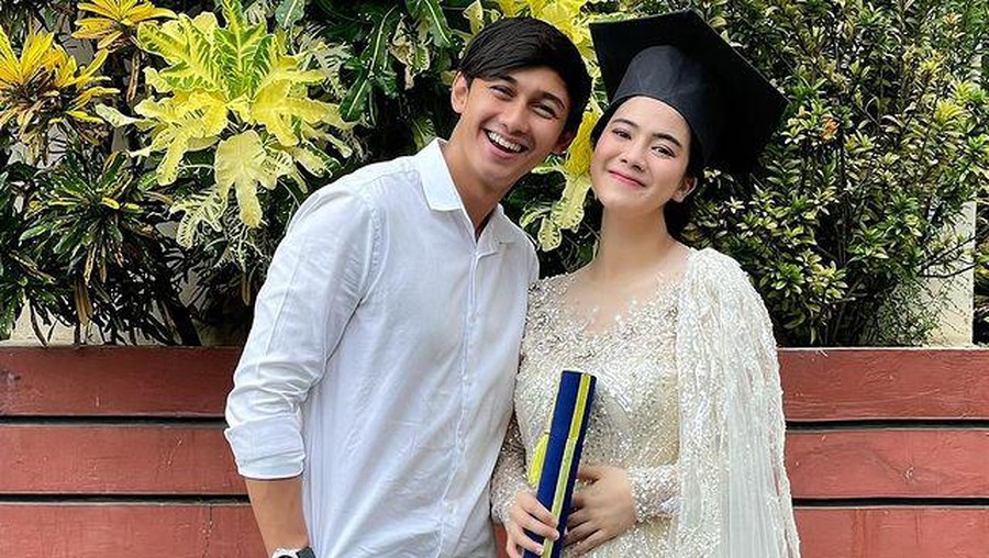 Felicya Angelista Wisuda Felicya baru saja membagikan momen saat ia wisuda dalam kondisi hamil. Yuk kita intip momennya!