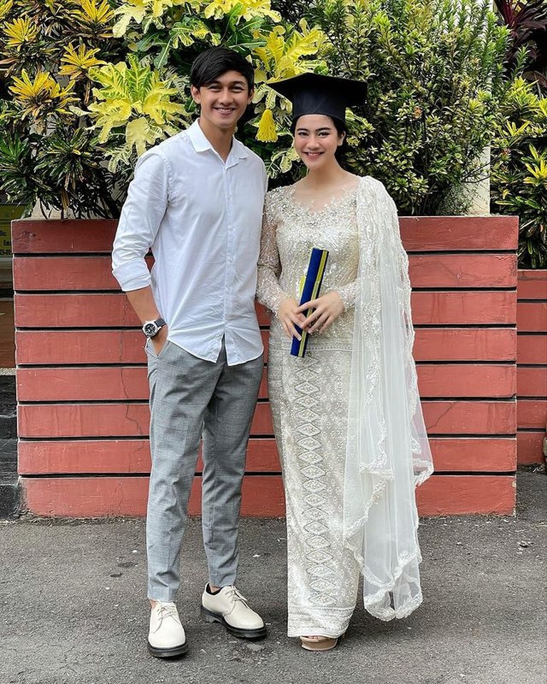 Felicya Angelista Wisuda Felicya baru saja membagikan momen saat ia wisuda dalam kondisi hamil. Yuk kita intip momennya!