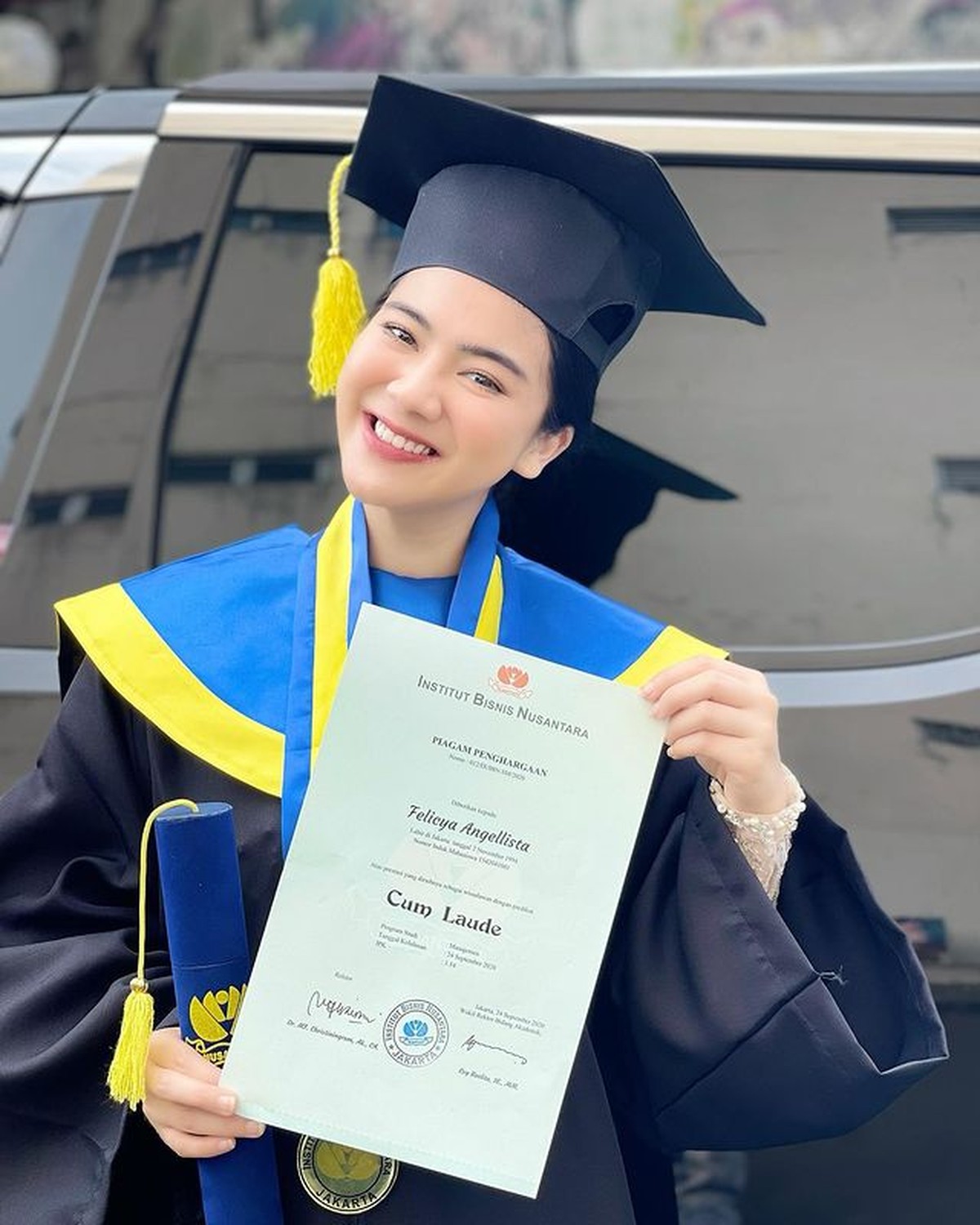 Felicya baru saja membagikan momen saat ia wisuda dalam kondisi hamil&period; Yuk kita intip momennya&excl;