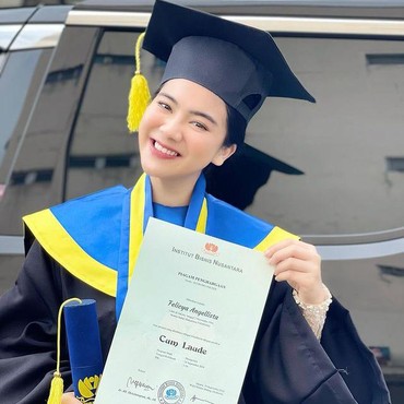 Penampilan Felicya Angelista Jalani Wisuda dalam Kondisi Hamil