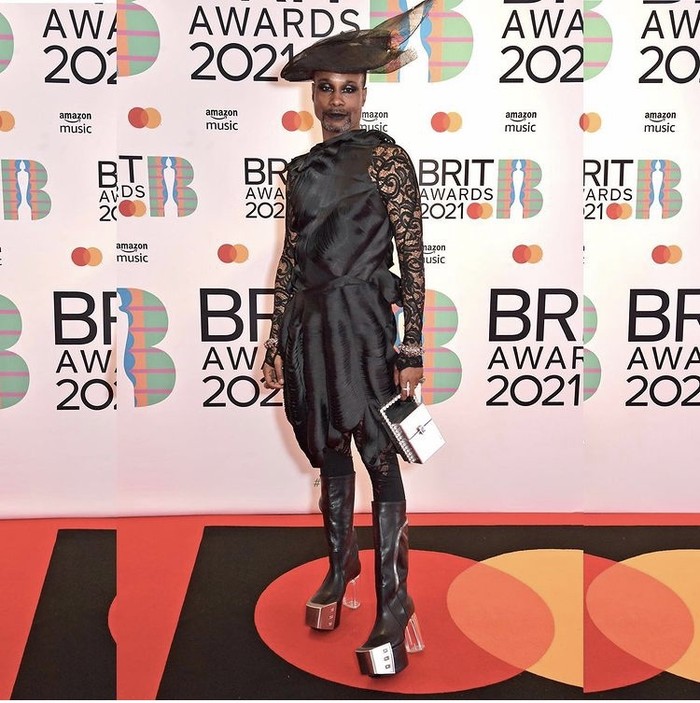 Gaya Billy yang berani dan menonjol menjadikan dirinya sebagai fashion ikon yang populer, seperti yang ditunjukkan pada gambar, Billy tampil elegan saat menghadiri Brits Awards 2021. Foto: instagram.com/theebillyporter/