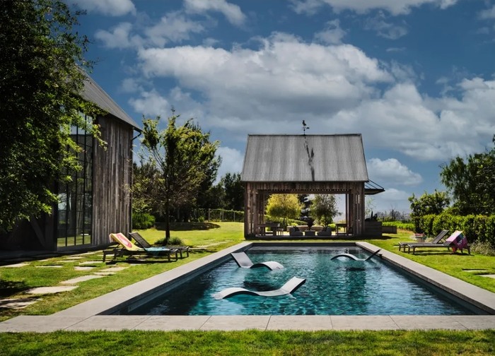 Hunian ini terdiri dari rumah utama, guesthouse, dan paviliun barbekyu yang lengkap dengan kolam renang. (Foto: Douglas Friedman/Architectural Digest)