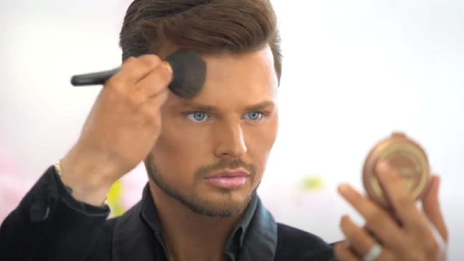 Jimmy Featherstone, pria berusia 22 tahun rela merogoh kocek sebesar Rp200 juta untuk operasi plastik demi ubah wajah menjadi Ken, kekasih boneka Barbie.