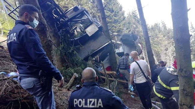 FOTO: Menggantung Nyawa di Kereta Gantung Italia