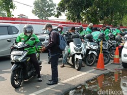 Jam Sibuk, Ojol Mangkal di Setengah Lajur Jalan Depan Stasiun Manggarai