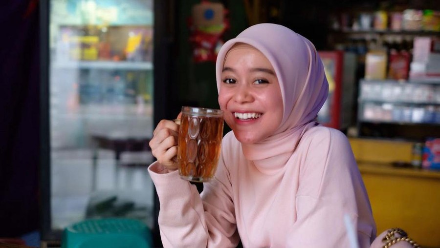 Gaya Keren Lesti Kejora saat Nongkrong di Kafe Kekinian