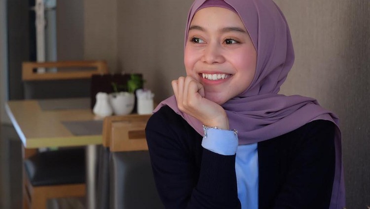Gaya Keren Lesti Kejora saat Nongkrong di Kafe Kekinian