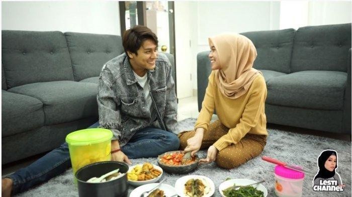 Gaya Keren Lesti Kejora saat Nongkrong di Kafe Kekinian