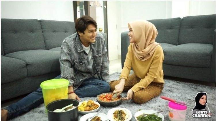 Lesty Kejora Gaya Keren Lesti Kejora saat Nongkrong di Kafe Kekinian