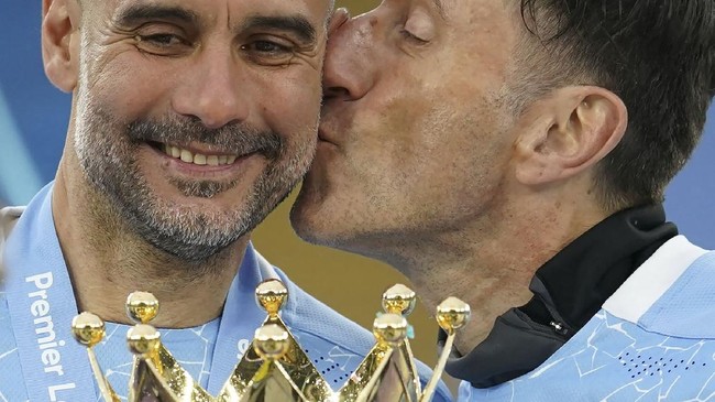 Pelatih Manchester City Pep Guardiola berhasil memenangkan penghargaan LMA Manager of The Year 2021, Selasa (25/5) dini hari WIB.